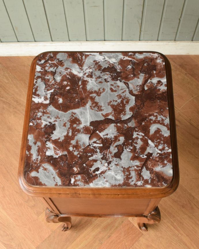 アンティークのキャビネット アンティーク家具 美しい大理石天板のアンティーク家具、フランスで見つけたウォルナット材ペディスタル カップボード。天板もキレイな天然大理石が割れずに到着しました。(k-1479-f)