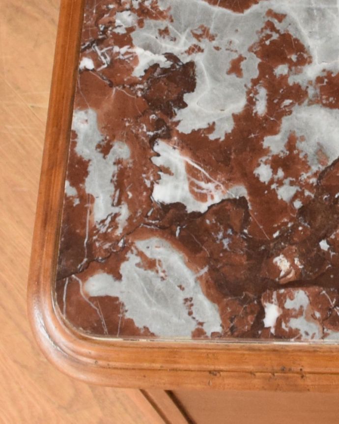 アンティークのキャビネット アンティーク家具 美しい大理石天板のアンティーク家具、フランスで見つけたウォルナット材ペディスタル カップボード。角が丸く仕上がっているので、小さなお子さまがいるご家庭にも安心してお使い頂けます。(k-1479-f)