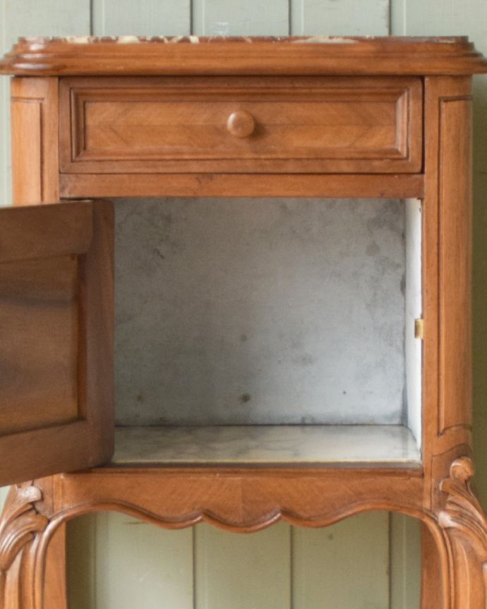 アンティークのキャビネット アンティーク家具 美しい大理石天板のアンティーク家具、フランスで見つけたウォルナット材ペディスタル カップボード。扉の中もキレイな状態です。(k-1479-f)
