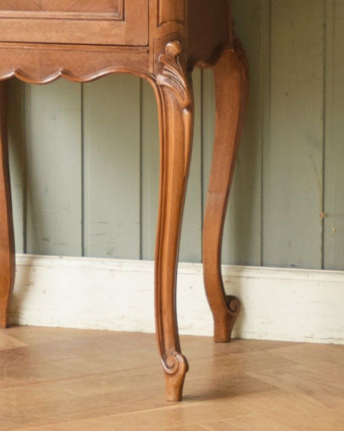 アンティークのキャビネット アンティーク家具 美しい大理石天板のアンティーク家具、フランスで見つけたウォルナット材ペディスタル カップボード。スラリと伸びた美しい脚。(k-1479-f)