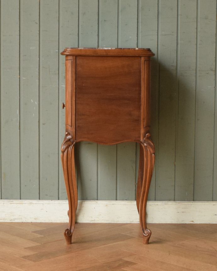 アンティークのキャビネット アンティーク家具 美しい大理石天板のアンティーク家具、フランスで見つけたウォルナット材ペディスタル カップボード。サイドもキレイな状態です。(k-1479-f)