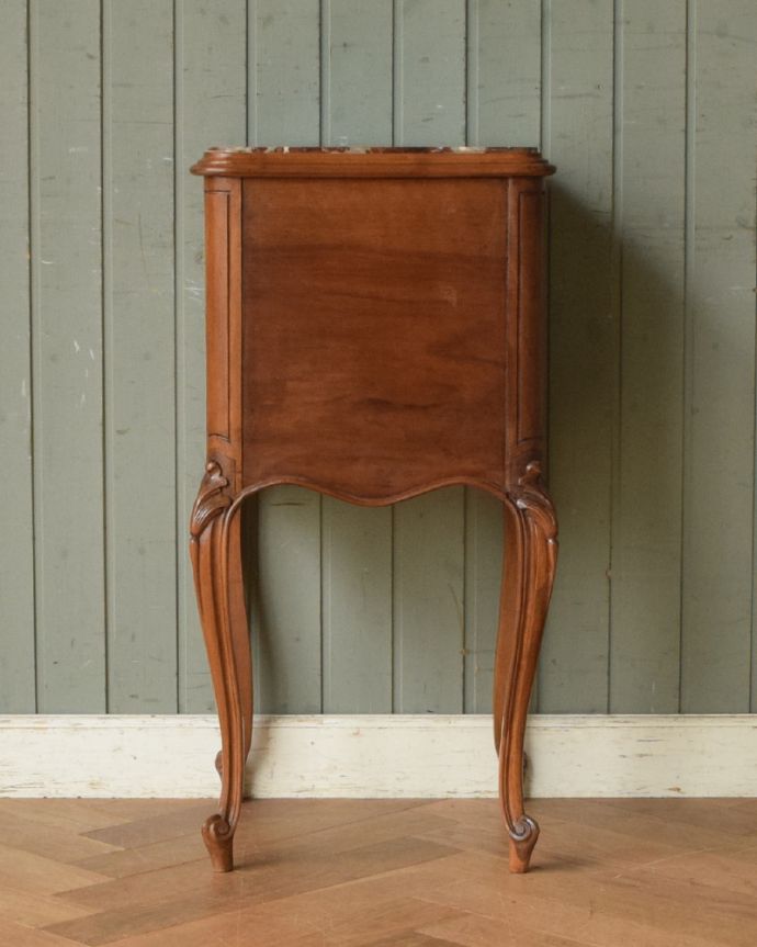 アンティークのキャビネット アンティーク家具 美しい大理石天板のアンティーク家具、フランスで見つけたウォルナット材ペディスタル カップボード。アンティークは新品ではないので、もちろん経年変化によるキズはありますが、専門の職人が目立たないようキレイにお直しをしているので、後姿までキレイです。(k-1479-f)