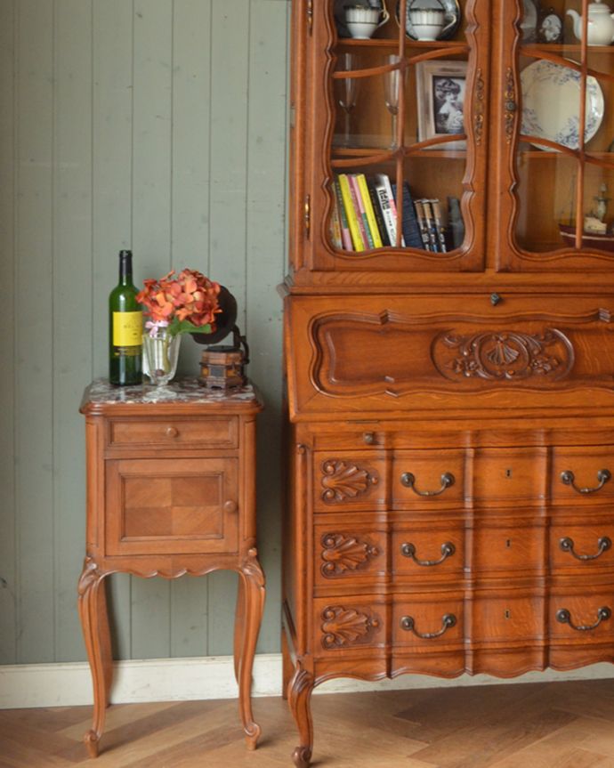 アンティークのキャビネット アンティーク家具 美しい大理石天板のアンティーク家具、フランスで見つけたウォルナット材ペディスタル カップボード。フランスらしい家具とコラボフランスらしい美しさが際立つ家具。(k-1479-f)