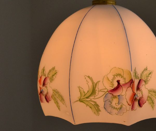 ペンダントライト 照明・ライティング パステルカラーで描かれた美しいアンティークペンダントライト、ミルクガラスシェード。シェードから漏れる光に癒されます。(k-1479-z)