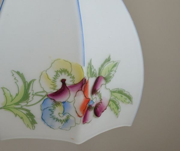 ペンダントライト 照明・ライティング パステルカラーで描かれた美しいアンティークペンダントライト、ミルクガラスシェード。シェードは、アンティークのため、誤差があったり、キズ、汚れが入っている場合もあります。(k-1479-z)