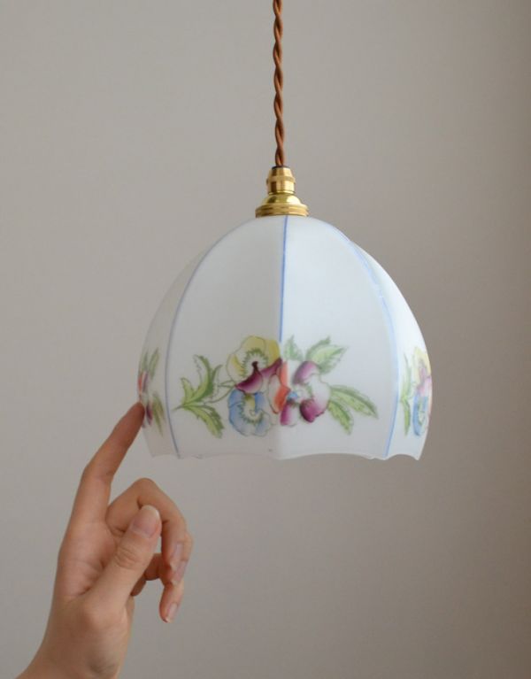 ペンダントライト 照明・ライティング パステルカラーで描かれた美しいアンティークペンダントライト、ミルクガラスシェード。アンティークのミルクガラスは、光を通すとなんとも言えないステキな雰囲気でお部屋を照らしてくれます。(k-1479-z)