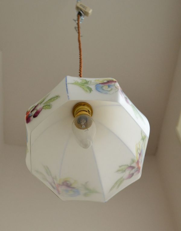 ペンダントライト 照明・ライティング パステルカラーで描かれた美しいアンティークペンダントライト、ミルクガラスシェード。【 シェードのサイズ 】幅18×奥行18×高さ14cmコードは50、80cm以外にも、ご希望の長さで加工してお届けします。(k-1479-z)