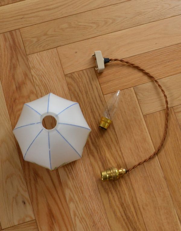 ペンダントライト 照明・ライティング パステルカラーで描かれた美しいアンティークペンダントライト、ミルクガラスシェード。ガラスシェード、コード、電球1個を全てセットでお届けするので、届いてすぐに取り付けられます。(k-1479-z)