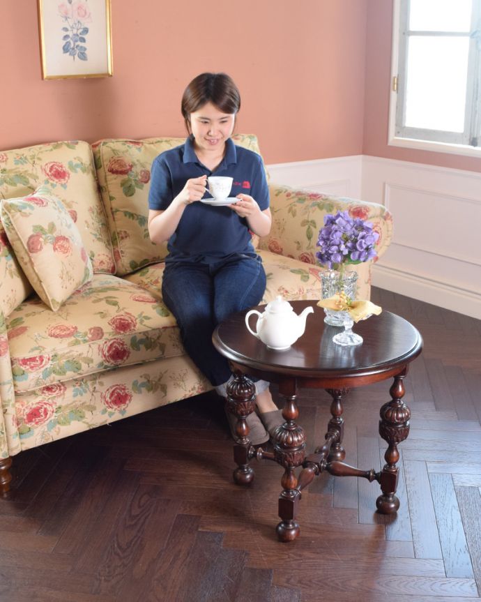 ロイドテーブル　アンティーク家具　英国スタイルのアンティーク家具、脚の飾りが凝ったコーヒーテーブル。どこでも置けるちょうどいいサイズのテーブル。(k-1480-f)