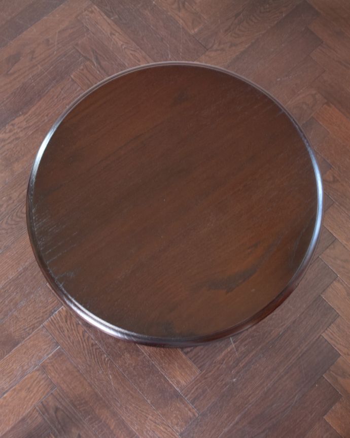 ロイドテーブル　アンティーク家具　英国スタイルのアンティーク家具、脚の飾りが凝ったコーヒーテーブル。天板です。(k-1480-f)