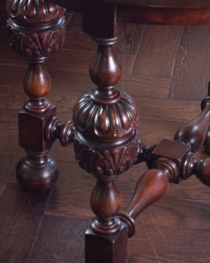 ロイドテーブル　アンティーク家具　英国スタイルのアンティーク家具、脚の飾りが凝ったコーヒーテーブル。たっぷりと彫が入った脚の装飾がオシャレです。(k-1480-f)