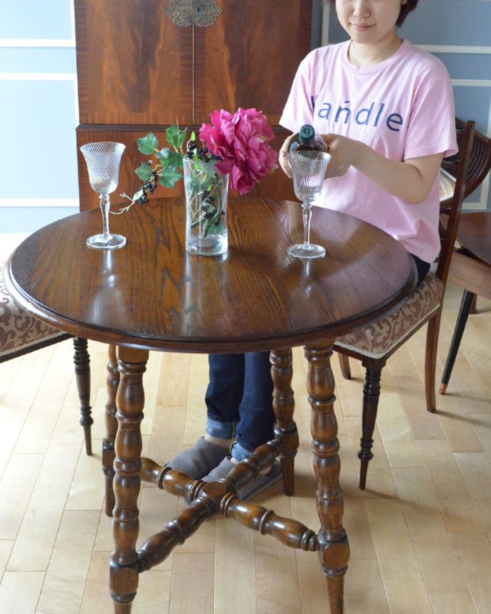 アンティークのテーブル アンティーク家具 英国らしいアンティーク家具、脚装飾が美しい木製スモールテーブル(パブテーブル)。自分だけのデスクにして読書をしてもいいですね。(k-1481-f)