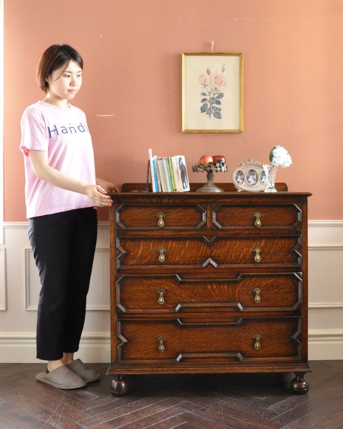 アンティークのチェスト アンティーク家具 英国ならではのカッコイイアンティーク家具、風格ある佇まいが素敵なチェスト。濃い茶色なので和室にも合いますよ。(k-1482-f)