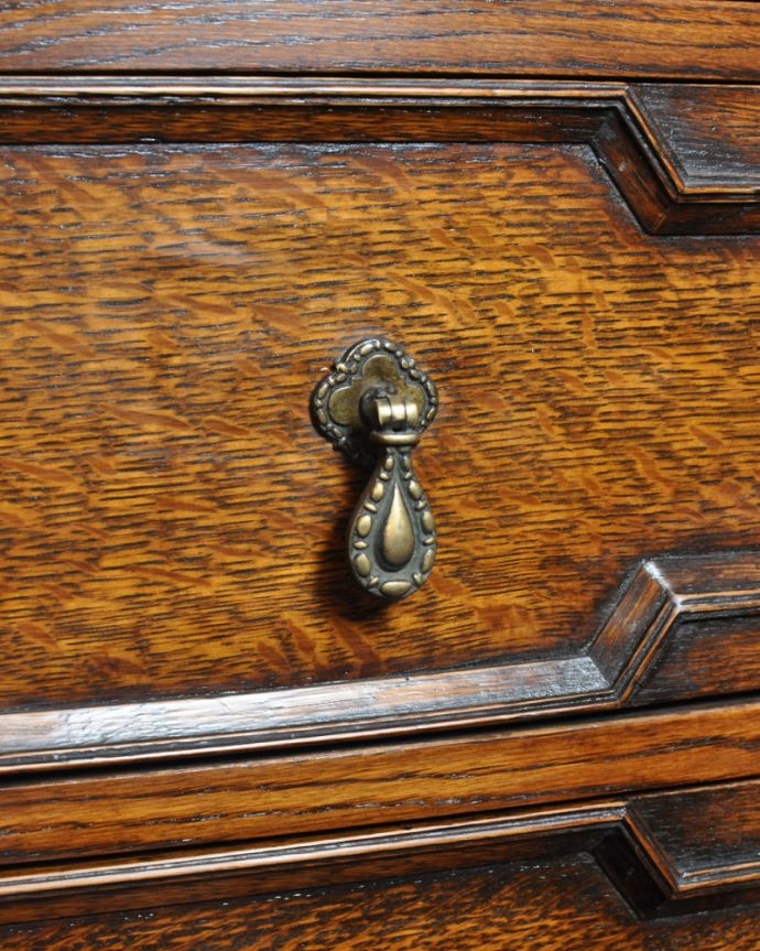 アンティークのチェスト アンティーク家具 英国ならではのカッコイイアンティーク家具、風格ある佇まいが素敵なチェスト。高級感のある優雅な取っ手。(k-1482-f)