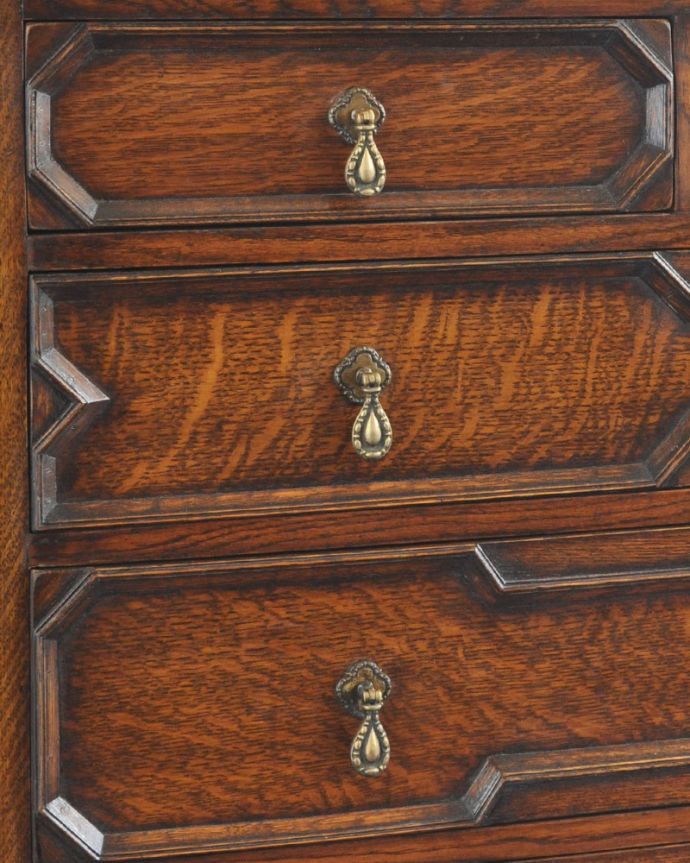 アンティークのチェスト アンティーク家具 英国ならではのカッコイイアンティーク家具、風格ある佇まいが素敵なチェスト。繊細なカッティングが施されています。(k-1482-f)