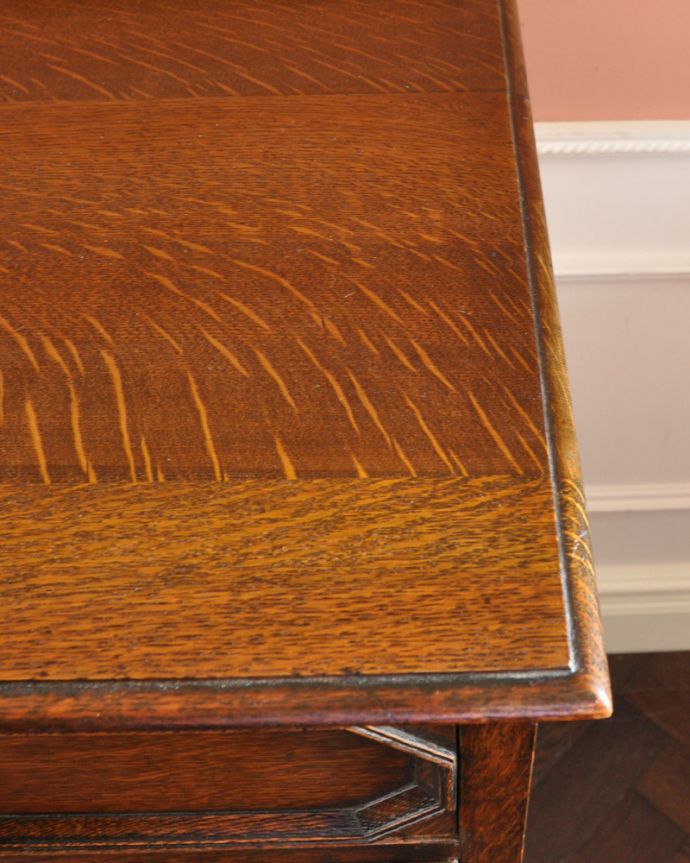 アンティークのチェスト アンティーク家具 英国ならではのカッコイイアンティーク家具、風格ある佇まいが素敵なチェスト。角も飾られています!隅々まで職人の技を感じます。(k-1482-f)