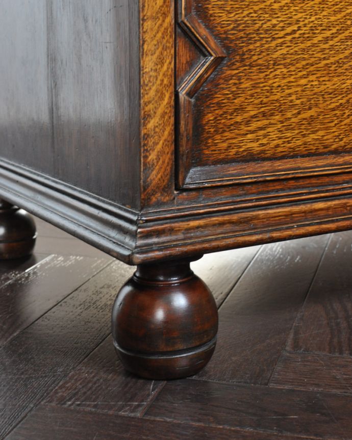 アンティークのチェスト アンティーク家具 英国ならではのカッコイイアンティーク家具、風格ある佇まいが素敵なチェスト。安定感があります。(k-1482-f)