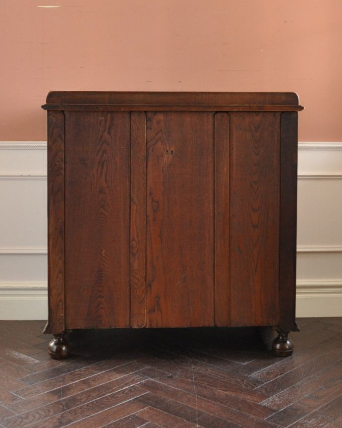 アンティークのチェスト アンティーク家具 英国ならではのカッコイイアンティーク家具、風格ある佇まいが素敵なチェスト。アンティークは新品ではないので、もちろん経年変化によるキズはありますが、専門の職人が目立たないようキレイにお直しをしているので、後姿までキレイです。(k-1482-f)