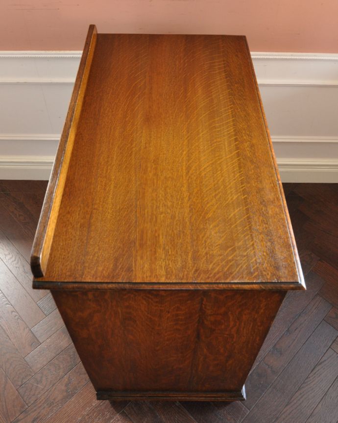 アンティークのチェスト アンティーク家具 英国ならではのカッコイイアンティーク家具、風格ある佇まいが素敵なチェスト。天板もキレイに仕上がっています。(k-1482-f)