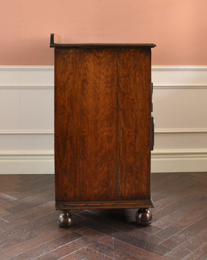 アンティークのチェスト アンティーク家具 英国ならではのカッコイイアンティーク家具、風格ある佇まいが素敵なチェスト。横から見てもステキです。(k-1482-f)