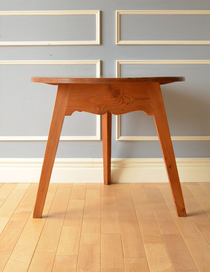 ロイドテーブル アンティーク家具 アンティークのイギリス家具、ナチュラルカラーの3本脚のクリケットテーブル。アンティークは新品ではないので、経年変化によるキズはありますが、専門の職人によって目立たないようにキレイにお直しをしています。(k-1483-f)