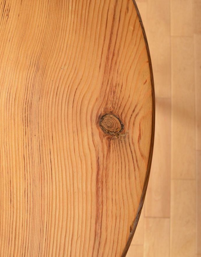 ロイドテーブル アンティーク家具 アンティークのイギリス家具、ナチュラルカラーの3本脚のクリケットテーブル。角は丸く仕上げているので、小さいお子さんがいるご家庭でも安心です。(k-1483-f)