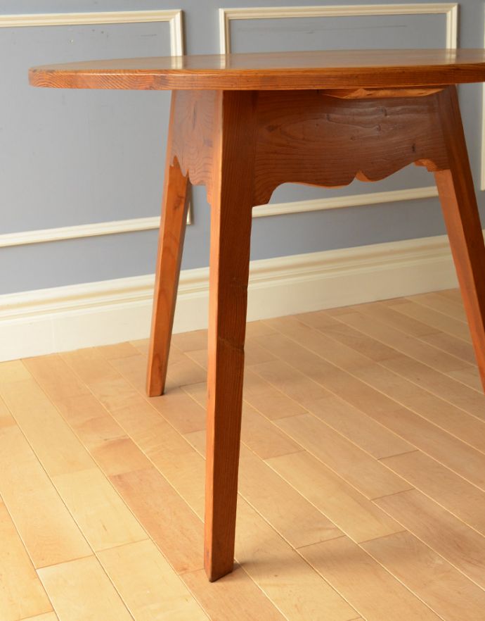 ロイドテーブル アンティーク家具 アンティークのイギリス家具、ナチュラルカラーの3本脚のクリケットテーブル。脚には美しい装飾があります!しっかりテーブルを支えます。(k-1483-f)