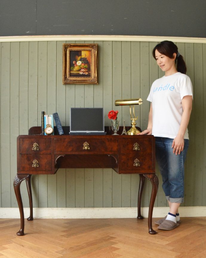 ロイドテーブル　アンティーク家具　英国のアンティーク家具、取っ手まで美しいウォルナット材デスク。落ち着いた雰囲気のデスク。(k-1484-f)