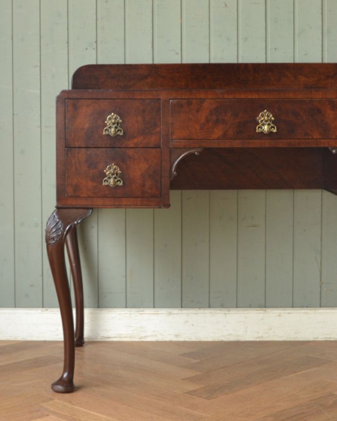 ロイドテーブル　アンティーク家具　英国のアンティーク家具、取っ手まで美しいウォルナット材デスク。ウォルナットの美しい木目が自慢！外国製のデスクは装飾があちこちにあるので、絵になるアイテム。(k-1484-f)