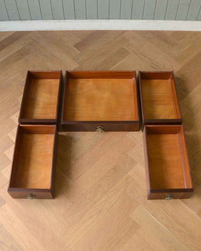 ロイドテーブル　アンティーク家具　英国のアンティーク家具、取っ手まで美しいウォルナット材デスク。引き出しは全部で５杯あります。(k-1484-f)