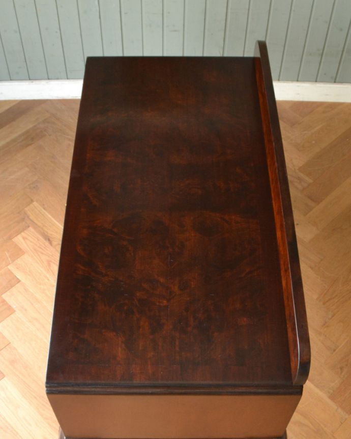 ロイドテーブル　アンティーク家具　英国のアンティーク家具、取っ手まで美しいウォルナット材デスク。きちんとお直ししているので、ピカピカの天板です。(k-1484-f)