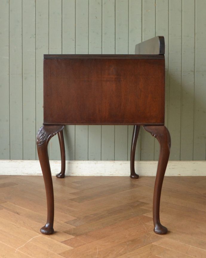 ロイドテーブル　アンティーク家具　英国のアンティーク家具、取っ手まで美しいウォルナット材デスク。サイドから見ても美しいデザインです。(k-1484-f)