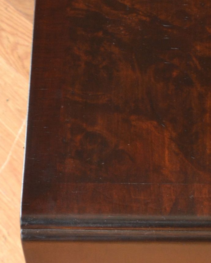 ロイドテーブル　アンティーク家具　英国のアンティーク家具、取っ手まで美しいウォルナット材デスク。角もキレイな仕上がりです。(k-1484-f)