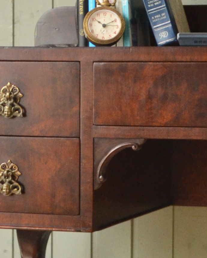 ロイドテーブル　アンティーク家具　英国のアンティーク家具、取っ手まで美しいウォルナット材デスク。重厚感のある印象を与えてくれるのは、こうしたさり気ない装飾の数々。(k-1484-f)