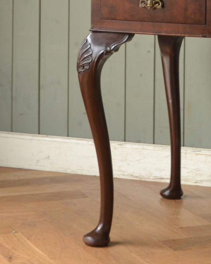 ロイドテーブル　アンティーク家具　英国のアンティーク家具、取っ手まで美しいウォルナット材デスク。きちんと支えます。(k-1484-f)