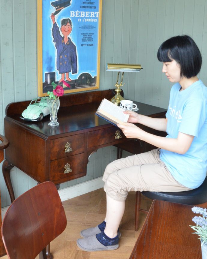 ロイドテーブル　アンティーク家具　英国のアンティーク家具、取っ手まで美しいウォルナット材デスク。ここに座るだけで、なんだかウキウキしちゃう･･･美しいデスクの前に座るだけで、なんだか幸せな時間が時間が過ごせちゃう。(k-1484-f)