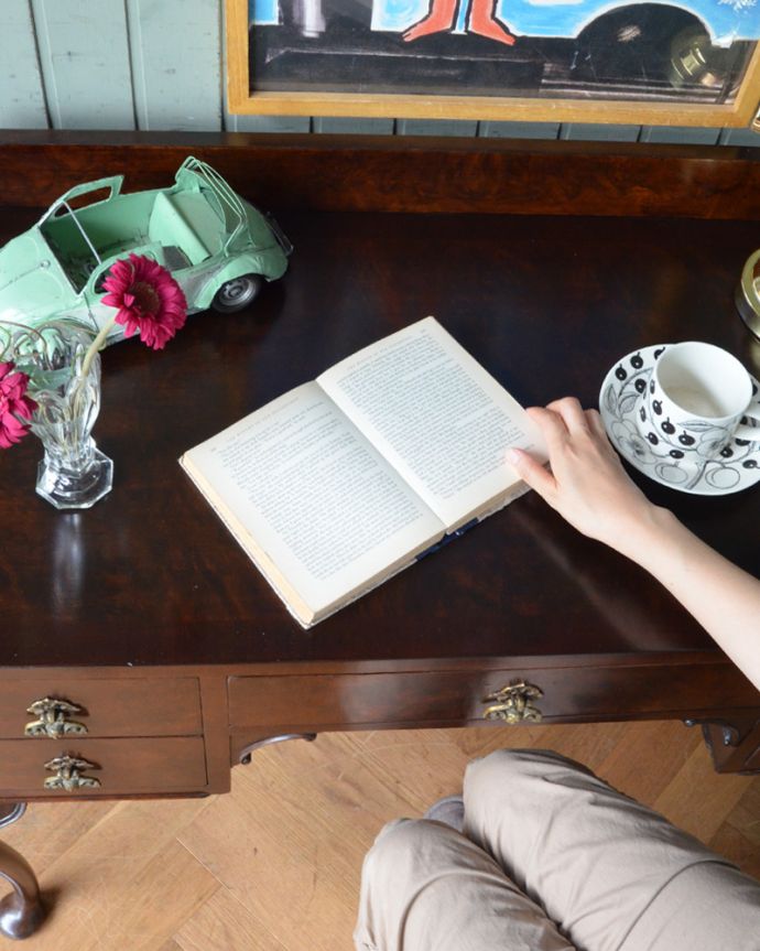 ロイドテーブル　アンティーク家具　英国のアンティーク家具、取っ手まで美しいウォルナット材デスク。天板も木目が出ていてキレイアンティークらしい木目が美しいデスク。(k-1484-f)