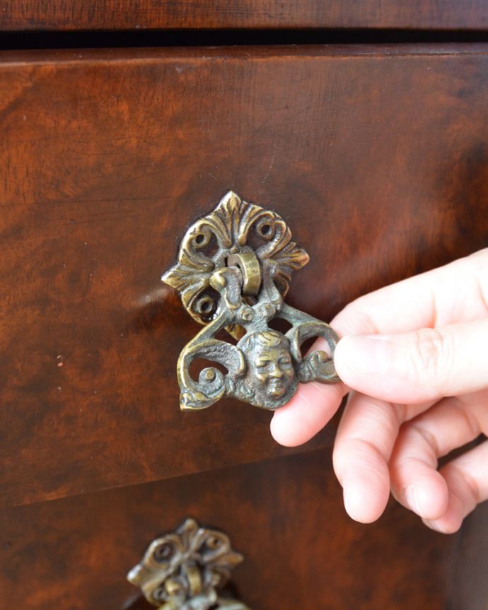 ロイドテーブル　アンティーク家具　英国のアンティーク家具、取っ手まで美しいウォルナット材デスク。アンティークだからこそ出会える装飾が美しい取っ手。(k-1484-f)