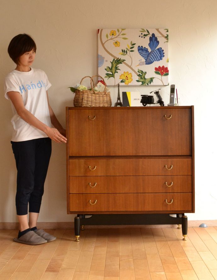 G-PLAN(Gプラン) アンティーク家具 Gプランのヴィンテージ家具、北欧スタイルのカップボードチェスト(トラー&ブラック)。スリムなキャビネットです。(k-1485-f)