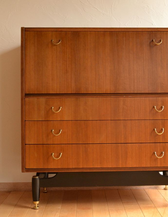 G-PLAN(Gプラン) アンティーク家具 Gプランのヴィンテージ家具、北欧スタイルのカップボードチェスト(トラー&ブラック)。リビングで電話などの置き場所として使っても最適です。(k-1485-f)