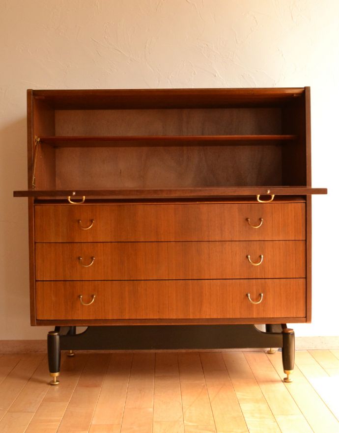 G-PLAN(Gプラン) アンティーク家具 Gプランのヴィンテージ家具、北欧スタイルのカップボードチェスト(トラー&ブラック)。扉の奥には見せたくないものを収納できます。(k-1485-f)