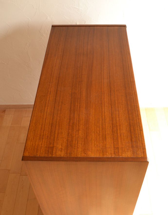 G-PLAN(Gプラン) アンティーク家具 Gプランのヴィンテージ家具、北欧スタイルのカップボードチェスト(トラー&ブラック)。天板もキレイに塗装を仕上げました。(k-1485-f)