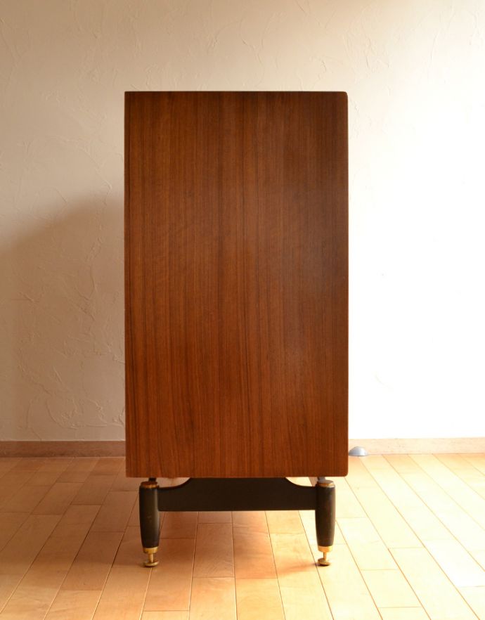 G-PLAN(Gプラン) アンティーク家具 Gプランのヴィンテージ家具、北欧スタイルのカップボードチェスト(トラー&ブラック)。サイドから見てもキレイな状態です。(k-1485-f)