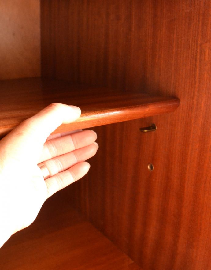 G-PLAN(Gプラン) アンティーク家具 Gプランのヴィンテージ家具、北欧スタイルのカップボードチェスト(トラー&ブラック)。扉の中には日常使いの食器を収納してみましょう。(k-1485-f)