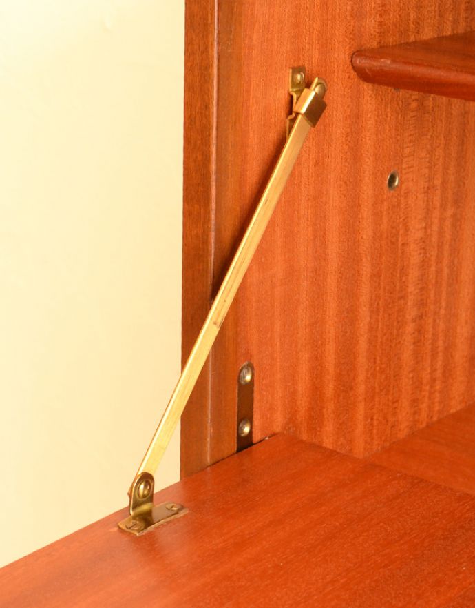 G-PLAN(Gプラン) アンティーク家具 Gプランのヴィンテージ家具、北欧スタイルのカップボードチェスト(トラー&ブラック)。しっかりと金具で固定されています。(k-1485-f)