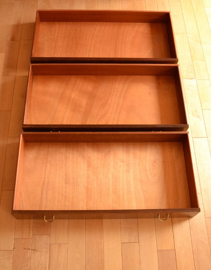 G-PLAN(Gプラン) アンティーク家具 Gプランのヴィンテージ家具、北欧スタイルのカップボードチェスト(トラー&ブラック)。引き出しは3杯付いています。(k-1485-f)