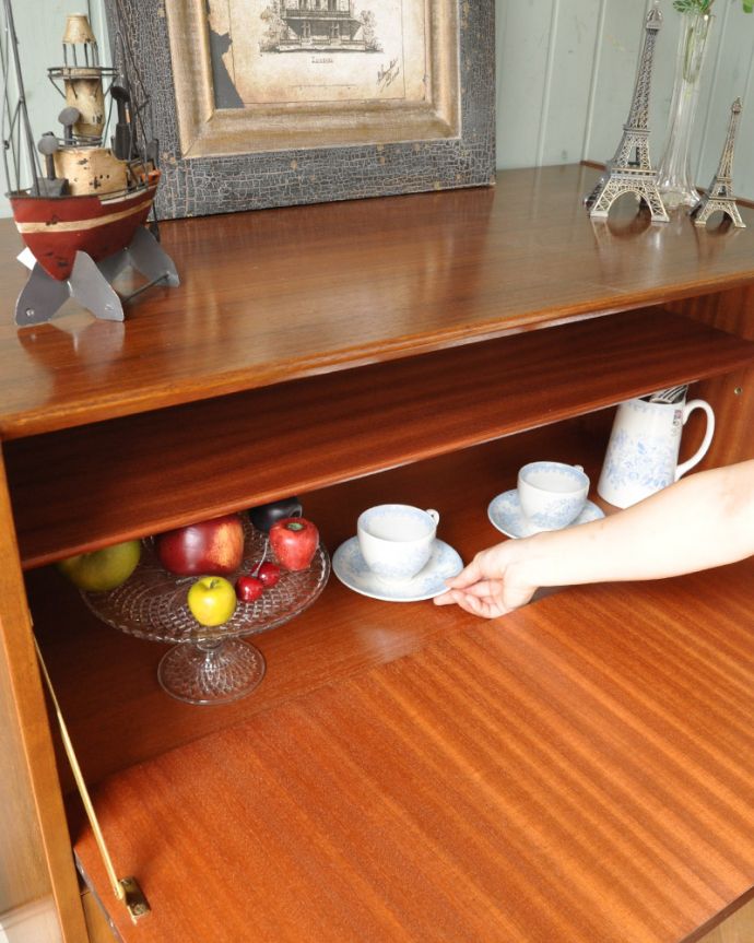 G-PLAN(Gプラン) アンティーク家具 Gプランのヴィンテージ家具、北欧スタイルのカップボードチェスト(トラー&ブラック)。ケーキスタンドや、カップなどティーセットを収納するのにピッタリ。(k-1485-f)