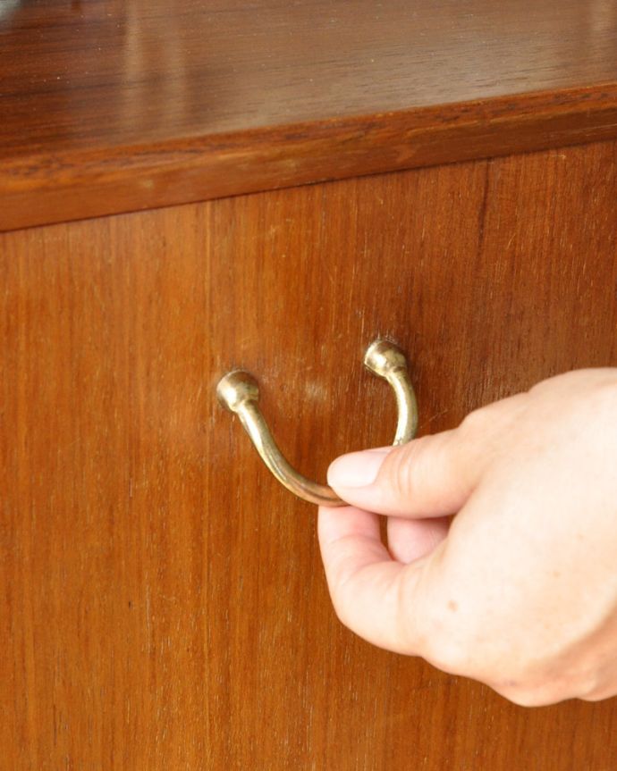 G-PLAN(Gプラン) アンティーク家具 Gプランのヴィンテージ家具、北欧スタイルのカップボードチェスト(トラー&ブラック)。ゴールドの取っ手です。(k-1485-f)