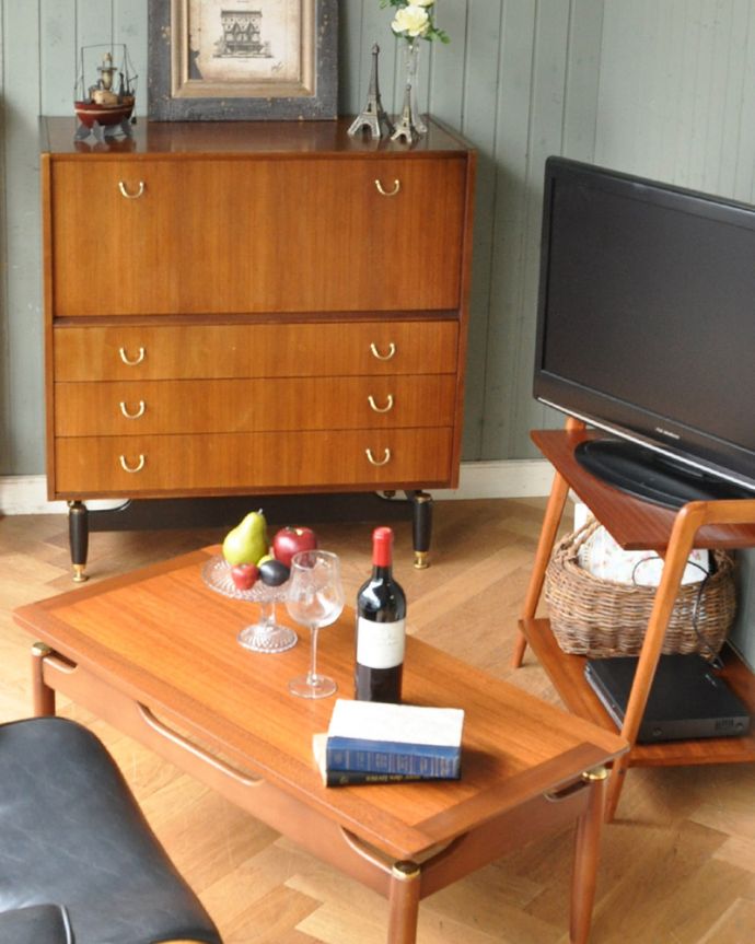 G-PLAN(Gプラン) アンティーク家具 Gプランのヴィンテージ家具、北欧スタイルのカップボードチェスト(トラー&ブラック)。デザイン性の高いおシャレ家具どこに置いてもとにかく目を惹くおシャレなデザイン。(k-1485-f)