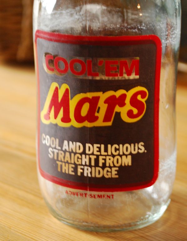 アンティーク雑貨　イラスト入りで可愛いイギリスの牛乳ビン、アンティークガラスボトル（Mars ）。海外らしいおしゃれなフォントが入っています。(k-1487-z)